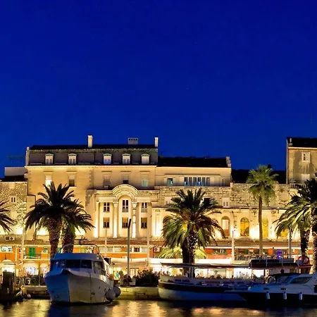 Luxury Spacious In The Heart Of *